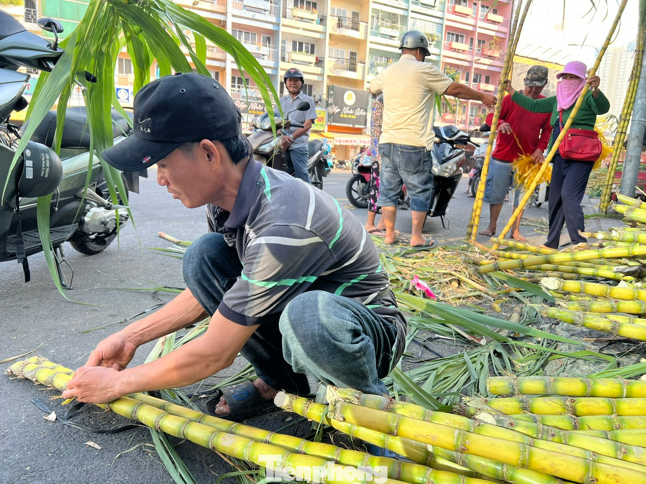 Chợ mía nhộn nhịp đến chiều mùng 8 tháng Giêng, hoặc nếu hết mía sớm cũng sẽ dọn hàng luôn. "Năm nay sức mua không được tốt lắm, khách hàng cũng chỉ mua 1 cặp (2 cây) mía để cúng chứ không mua vài cặp như những năm trước" - anh Tâm bán mía tại khu vực này cho biết.