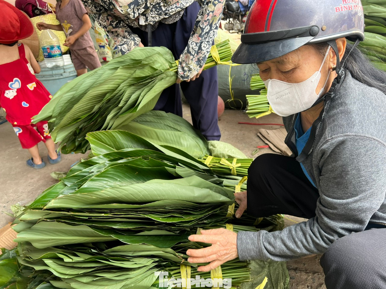 Bà Nguyễn Thị Huệ (ngụ quận Tân Bình) cho biết, năm nào cũng đến đây mua lá dong. Dù ít hay nhiều, bà vẫn gói món bánh cổ truyền dân tộc để bày lên bàn thờ gia tiên những ngày Tết. "Trước đây tôi gói 40 - 50 cái, nhưng giờ chỉ còn tầm 30 cái thôi" - bà Huệ chia sẻ.