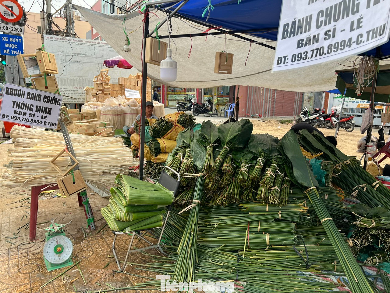 Do kinh tế khó khăn và xu hướng tự gói bánh giảm nên dự báo sức tiêu thụ và giá đều không tăng bằng các năm trước. Chợ lá dong thường chính thức sôi động từ sau ngày đưa ông Táo về trời (23 tháng Chạp).