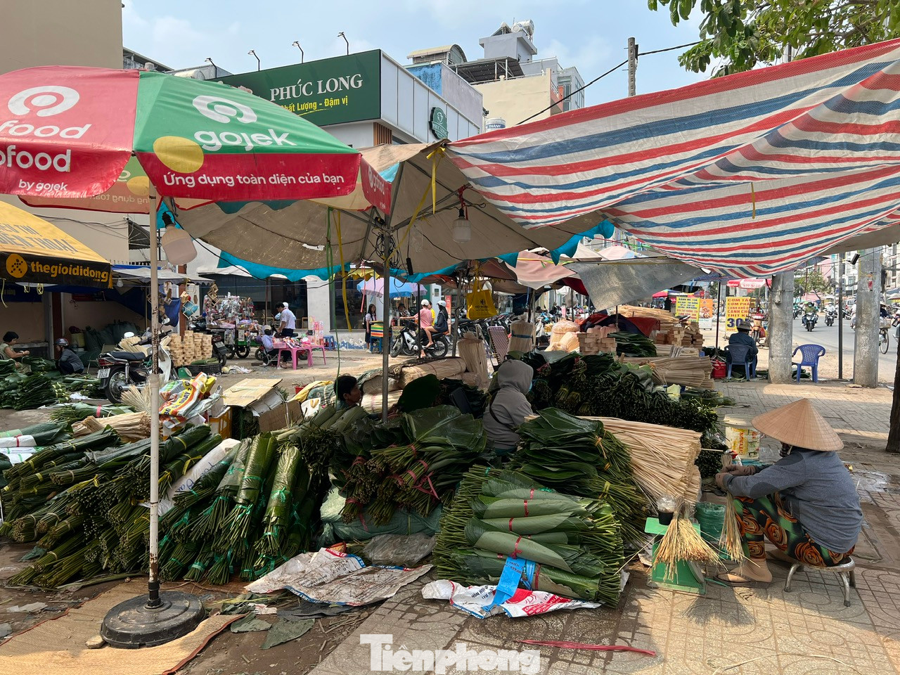 Dẫu phiên chợ lá dong khá đìu hiu nhưng tiểu thương chợ luôn khẳng định, có vắng khách thì mình vẫn đến bán lá dong. Bởi đó không chỉ là công việc mỗi dịp Tết, mà còn là sự yêu nghề, muốn gìn giữ món bánh cổ truyền của dân tộc.