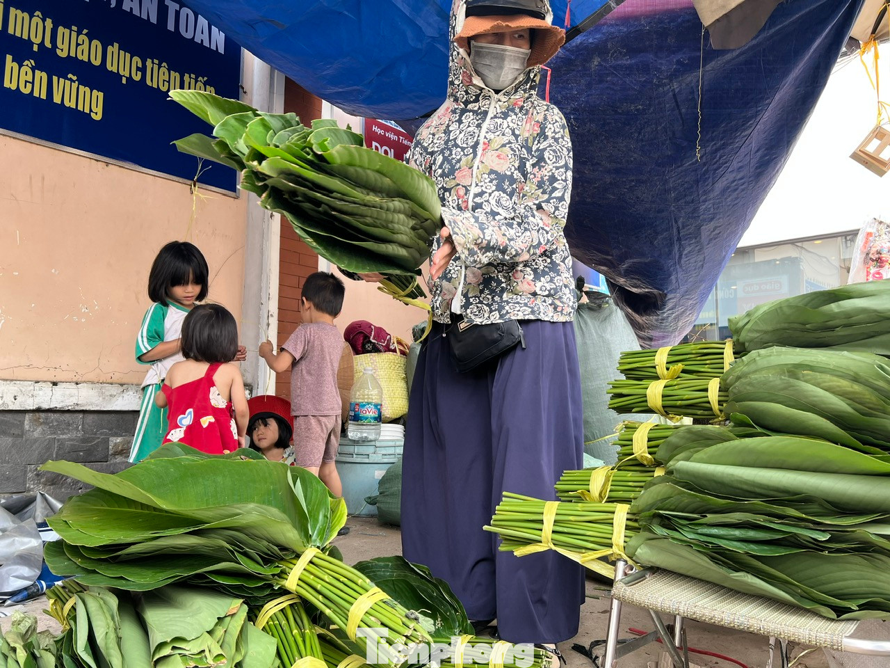 Thay vì mua bánh gói sẵn, nhiều người dân vẫn thích tự gói bánh chưng bánh tét cho vừa khẩu vị của gia đình và nó thể hiện sự sum họp, ấm áp trong dịp năm mới.