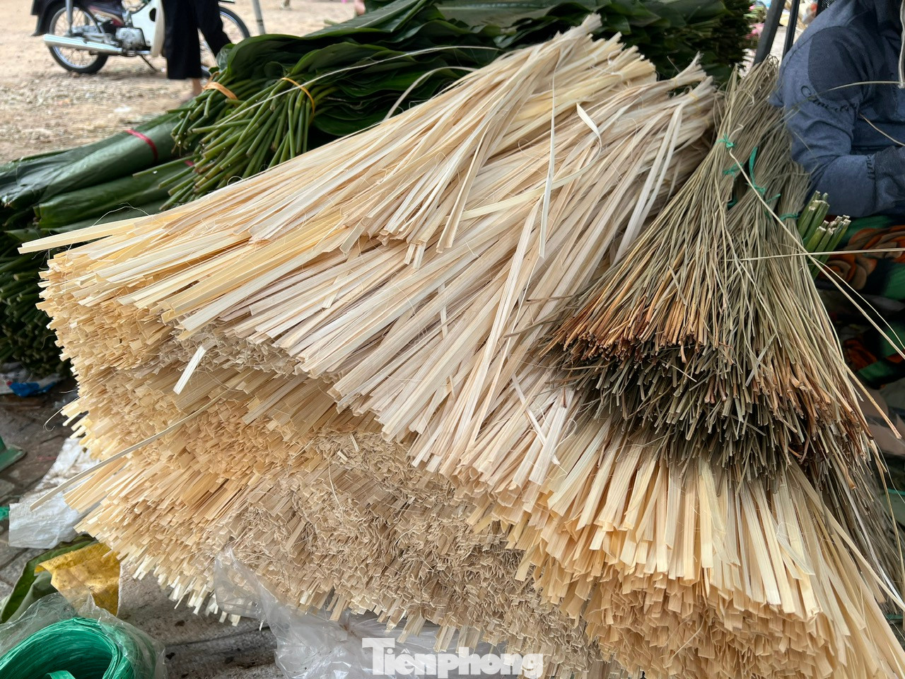 Dây lạt buộc có giá 8.000 đồng/bó, mua 5 tặng 1.