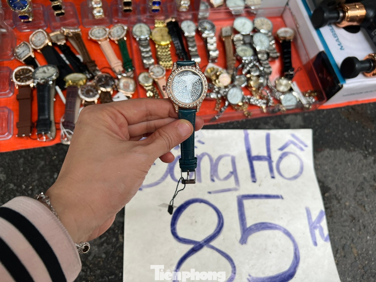 Đồng hồ đủ các thương hiệu ngoại được bán đồng giá 85.000 đồng/cái. &quot;Nhìn qua không thể biết đây là hàng nhái vì được làm khá tinh xảo&quot; - chị Lan Anh (ngụ quận 3) nhận xét.