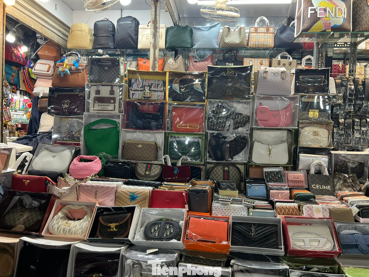 Tại chợ Bến Thành (quận 1), túi xách thời trang gắn nhiều thương hiệu như Dior, LV, YSL, Celine... được bán với giá từ 300.000 đồng/cái và còn có thể giảm giá.