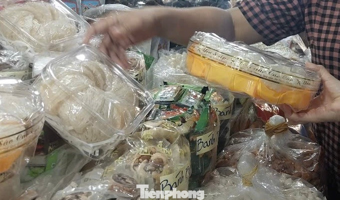 Yến sào không nhãn mác, không thương hiệu bày bán công khai tại chợ truyền thống, giá từ 2,5 - 3 triệu đồng/100 gram và được giới thiệu xuất xứ &quot;yến đảo Khánh Hòa&quot;. Sau khi mua, hàng sẽ được cho vào hộp sang trọng để làm quà biếu tặng.