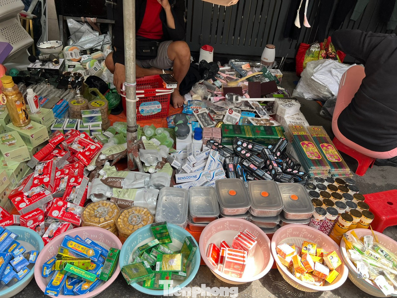 Kem đánh răng, dầu xoa bóp bày la liệt trên tấm bạt nhựa, khách muốn mua món nào chỉ cần nói tên sản phẩm và thương hiệu, hầu như loại nào cũng có. Giá chỉ bằng 1/3, thậm chí 1/5 so với hàng mua tại siêu thị, cửa hàng có uy tín.