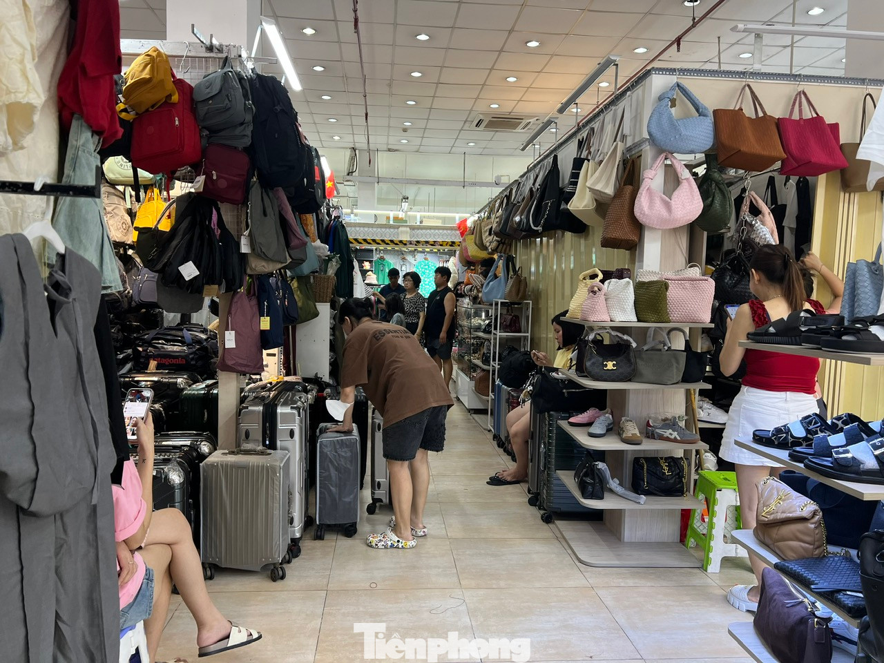 Sau khi bị lực lượng quản lý thị trường TPHCM thu giữ hàng nghìn sản phẩm nghi giả, nhái, Trung tâm thương mại Saigon Square (quận 1) vẫn còn nhiều cửa hàng đóng cửa. Tiểu thương ngồi xung quanh cửa hàng, khi khách có nhu cầu mua thì sẽ lấy hàng chứ không còn mở cửa công khai như trước