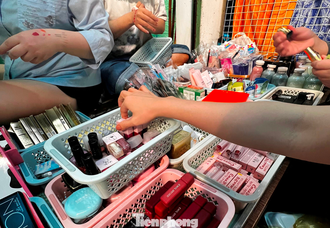 Các loại nước hoa, phấn trang điểm, son môi, sơn móng tay, sữa tắm được quảng cáo là hàng ngoại nhập nhưng có giá trên dưới 100.000 đồng/món được một &quot;shop&quot; bày bán. Theo lời người bán, sản phẩm có từ nhiều nguồn như hàng xách tay hoặc hàng công ty nhưng gần hết hạn nên bán xả hàng giá rẻ.