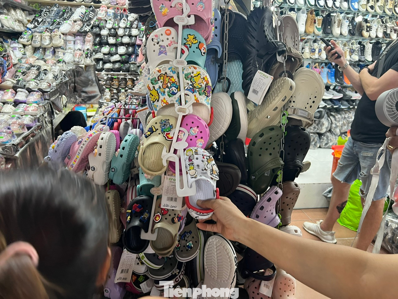 Dép Cross dành cho trẻ em có giá từ 220.000 - 280.000 đồng/đôi, tùy loại. &quot;Hàng chính hãng, đi rất êm chân&quot; - một tiểu thương chợ Bến Thành quảng cáo.