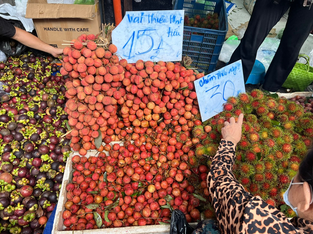 Đa số, vải thiểu bán tại các chợ trung tâm có giá nhỉnh hơn đôi chút nhưng cũng chỉ tầm 30.000 đồng/kg, còn tại chợ vùng ven ở TPHCM thì đại hạ giá, chỉ 15.000 - 20.000 đồng/kg