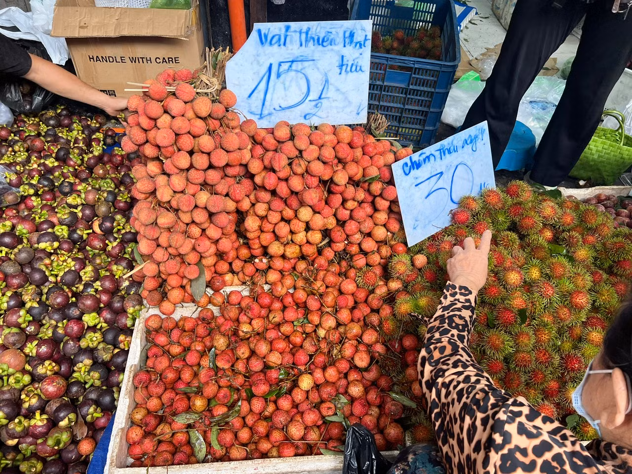 Đa số, vải thiểu bán tại các chợ trung tâm có giá nhỉnh hơn đôi chút nhưng cũng chỉ tầm 30.000 đồng/kg, còn tại chợ vùng ven ở TPHCM thì đại hạ giá, chỉ 15.000 - 20.000 đồng/kg Đa số, vải thiểu bán tại các chợ trung tâm có giá nhỉnh hơn đôi chút nhưng cũng chỉ tầm 30.000 đồng/kg, còn tại chợ vùng ven ở TPHCM thì đại hạ giá, chỉ 15.000 - 20.000 đồng/kg