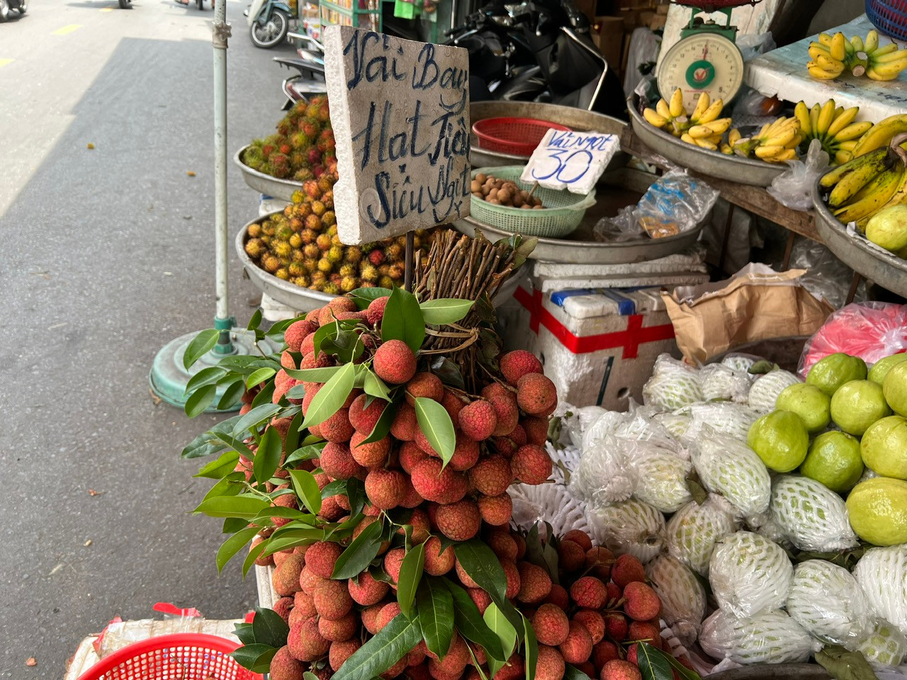 Vải thiều được vận chuyển bằng máy bay, quả tươi roi rói