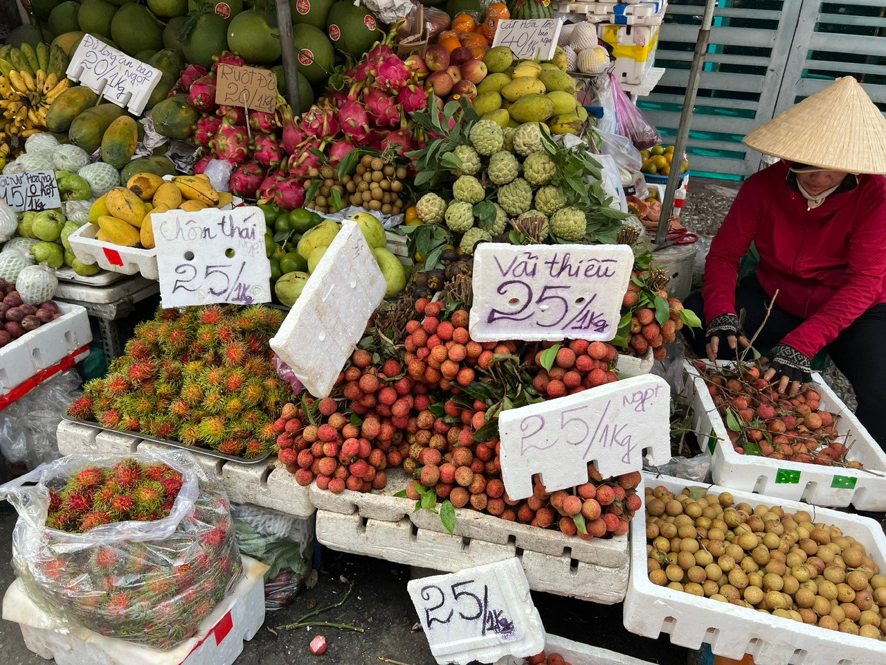 Vải thiều tươi giá chỉ 25.000 đồng/kg, rẻ bằng phân nửa năm ngoái