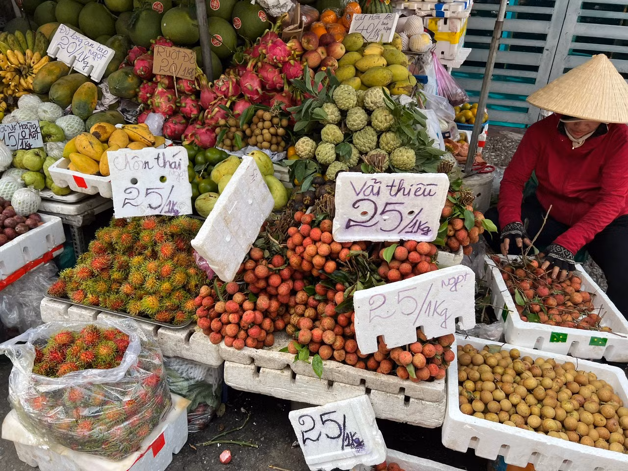Vải thiều tươi giá chỉ 25.000 đồng/kg, rẻ bằng phân nửa năm ngoái Vải thiều tươi giá chỉ 25.000 đồng/kg, rẻ bằng phân nửa năm ngoái