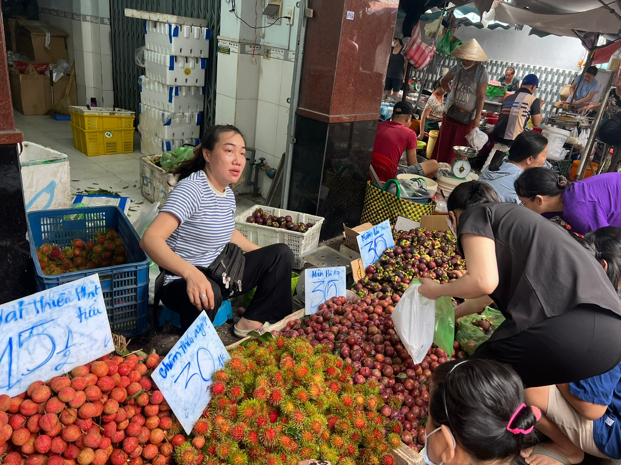 Đa số, vải thiểu bán tại các chợ trung tâm có giá nhỉnh hơn đôi chút nhưng cũng chỉ tầm 30.000 đồng/kg, còn tại chợ vùng ven ở TPHCM thì đại hạ giá, chỉ 15.000 - 20.000 đồng/kg