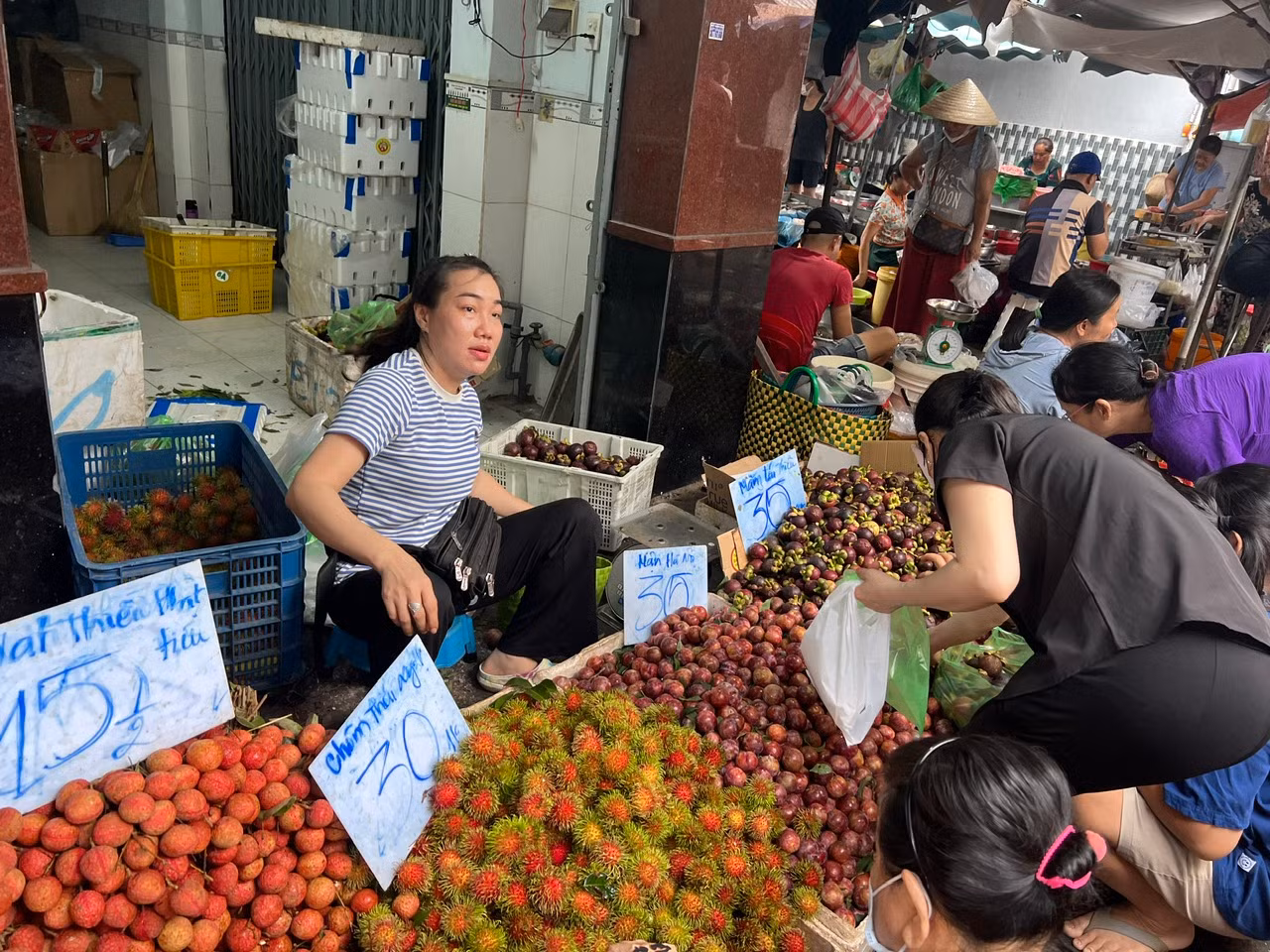 Đa số, vải thiểu bán tại các chợ trung tâm có giá nhỉnh hơn đôi chút nhưng cũng chỉ tầm 30.000 đồng/kg, còn tại chợ vùng ven ở TPHCM thì đại hạ giá, chỉ 15.000 - 20.000 đồng/kg Đa số, vải thiểu bán tại các chợ trung tâm có giá nhỉnh hơn đôi chút nhưng cũng chỉ tầm 30.000 đồng/kg, còn tại chợ vùng ven ở TPHCM thì đại hạ giá, chỉ 15.000 - 20.000 đồng/kg