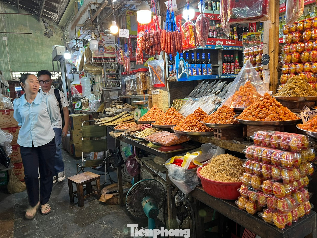 Mặt hàng tôm khô, lạp xưởng, trứng gà, trứng vịt... là những món ăn không thể thiếu trong các gia đình Việt những ngày Tết cổ truyền, vậy mà nay cũng trông ngóng từng vị khách. Mặt hàng tôm khô, lạp xưởng, trứng gà, trứng vịt... là những món ăn không thể thiếu trong các gia đình Việt những ngày Tết cổ truyền, vậy mà nay cũng trông ngóng từng vị khách.