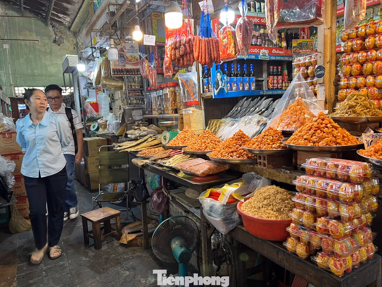 Mặt hàng tôm khô, lạp xưởng, trứng gà, trứng vịt... là những món ăn không thể thiếu trong các gia đình Việt những ngày Tết cổ truyền, vậy mà nay cũng trông ngóng từng vị khách. Mặt hàng tôm khô, lạp xưởng, trứng gà, trứng vịt... là những món ăn không thể thiếu trong các gia đình Việt những ngày Tết cổ truyền, vậy mà nay cũng trông ngóng từng vị khách.