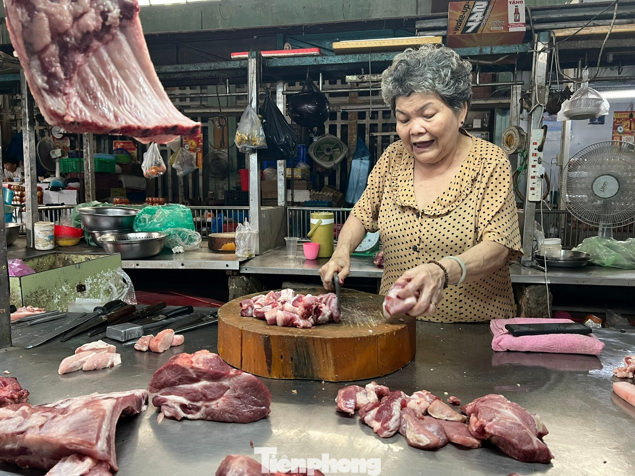 Bà Dương Mai, kinh doanh thịt heo từ khi còn là thiếu nữ phụ hàng cho mẹ, nay đã gần 80 tuổi cho biết: "Qua từng năm, chợ càng vắng khách đến mua hàng, nhưng năm nay là vắng nhất. Chợ ế, giá cả thịt heo lại tăng cao, hiện đã tăng thêm 10.000 - 20.000 đồng/kg nên khách hàng thắt chặt chi tiêu hơn. Trước đây tôi bán mỗi ngày 200 - 300kg thịt, nay còn chưa tới 50kg nhưng đến chiều muộn vẫn không hết". Bà Dương Mai, kinh doanh thịt heo từ khi còn là thiếu nữ phụ hàng cho mẹ, nay đã gần 80 tuổi cho biết: "Qua từng năm, chợ càng vắng khách đến mua hàng, nhưng năm nay là vắng nhất. Chợ ế, giá cả thịt heo lại tăng cao, hiện đã tăng thêm 10.000 - 20.000 đồng/kg nên khách hàng thắt chặt chi tiêu hơn. Trước đây tôi bán mỗi ngày 200 - 300kg thịt, nay còn chưa tới 50kg nhưng đến chiều muộn vẫn không hết".