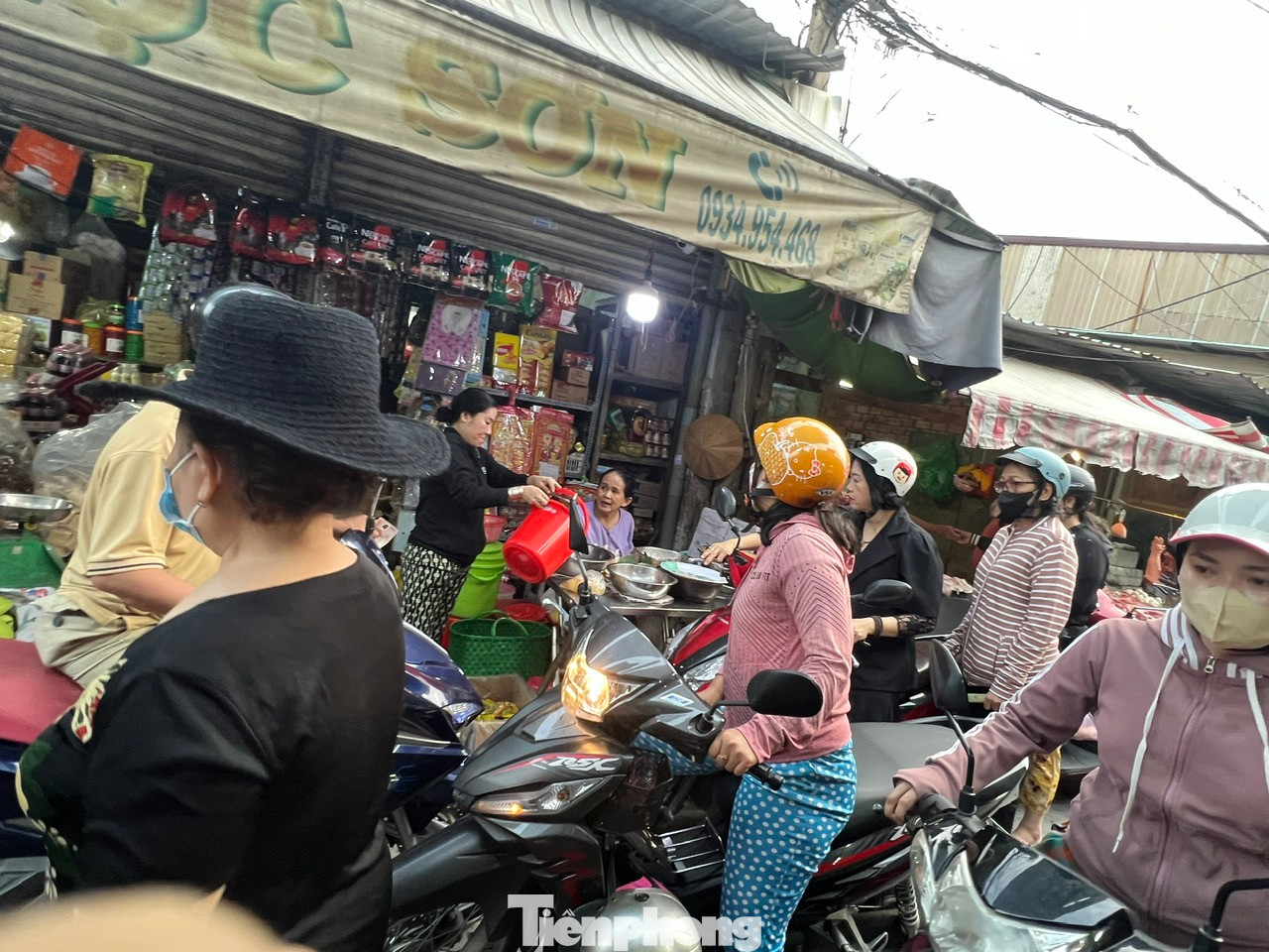 Sáng 11/2, một ngày trước rằm tháng Giêng, nhiều khu chợ ở TPHCM đã tấp nập người dân mua đồ cúng, thực phẩm chay. "Cứ tới rằm tháng Giêng là ngày trăng tròn đầu tiên của năm, cả gia đình tôi đều giữ thói quen ăn chay trong hai ngày 14 và 15 âm lịch. Ăn chay trong ngày này để thanh lọc cơ thể, cầu bình an và may mắn cho gia đình" - chị Nguyễn Thị Sa (ngụ quận 8) bộc bạch.