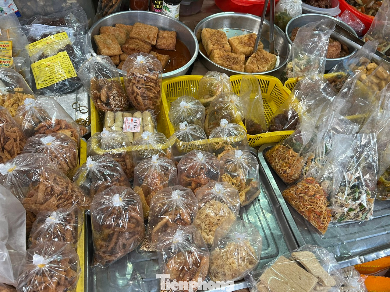 Thực phẩm chay được sử dụng nhiều nhất là đậu hũ, mì căn. Để thuận tiện cho người dân, nhiều tiệm kinh doanh thực phẩm đã chế biến sẵn thành từng món như mì căn chiên giòn, đậu hũ chiên muối sả, chà bông chay, chả giò chay... có giá chỉ từ 10.000 đồng/bịch.