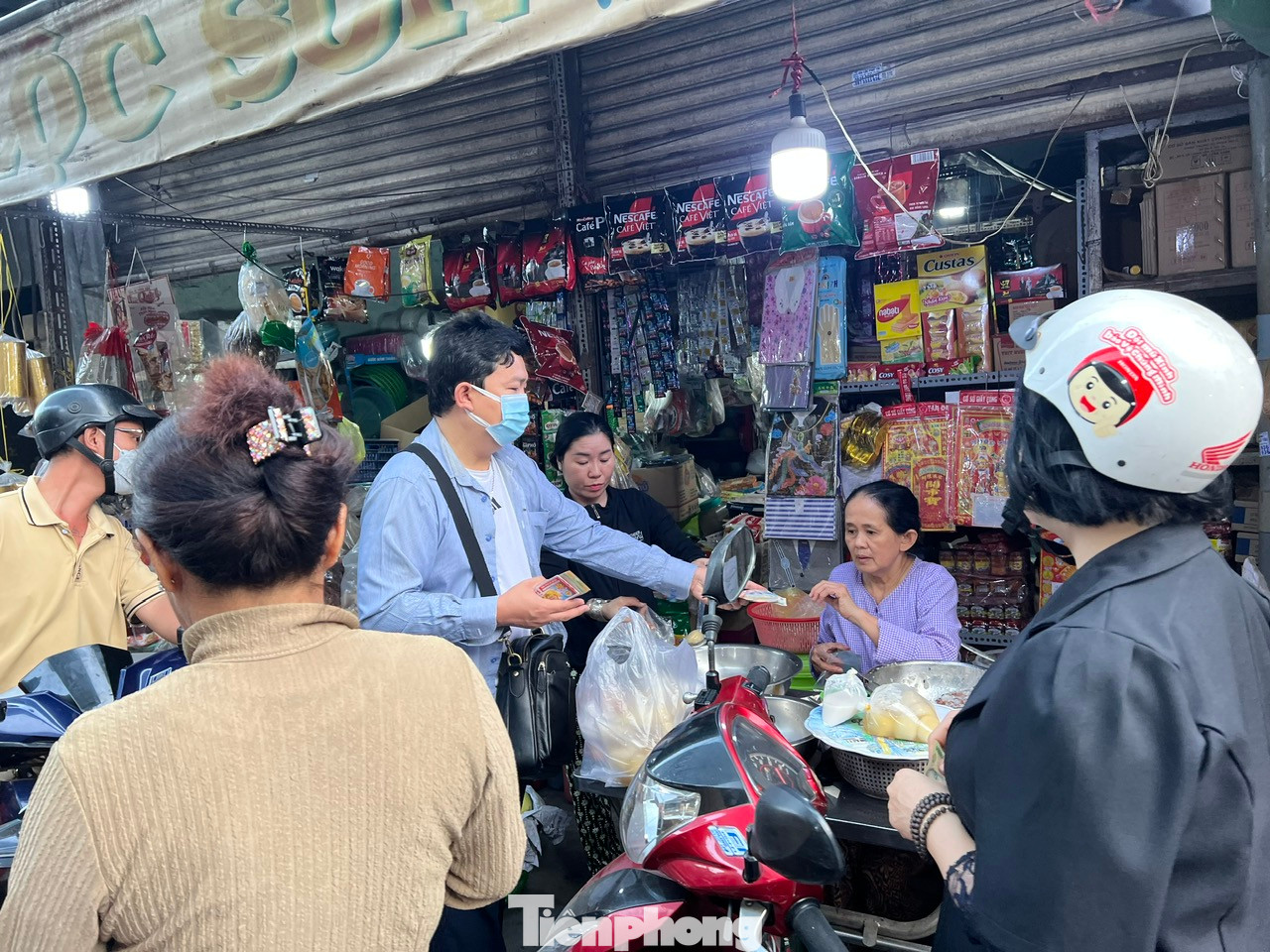 Xôi gấc, chè trôi nước được người mua xếp hàng xung quanh, giá mỗi bịch từ 10.000 - 15.000 đồng. Chưa tới 9 giờ sáng nhưng hàng chè này đã gần hết hàng.