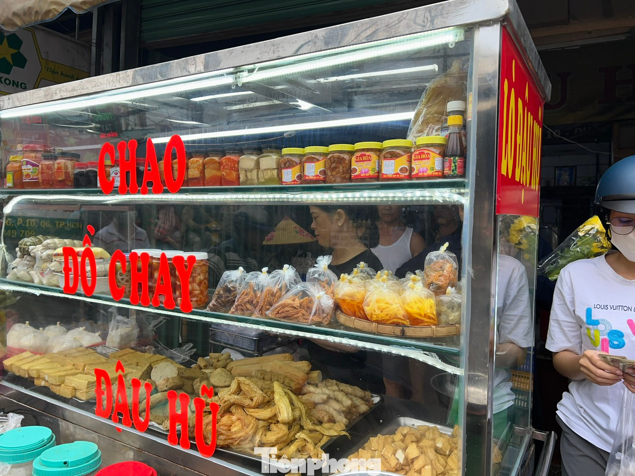 Một tiệm kinh doanh đậu hũ trên đường An Dương Vương (quận Bình Tân, TPHCM) cho biết đã tăng sản lượng lên gấp đôi so với ngày thường để phục vụ nhu cầu ăn chay của người dân. Đậu hũ được làm tại chỗ, giá bán như ngày thường với 3.500 đồng/bìa đậu. Ngoài ra, nơi này còn bán nhiều món chay chế biến sẵn, đồ chay giả mặn như chả cá, heo quay...