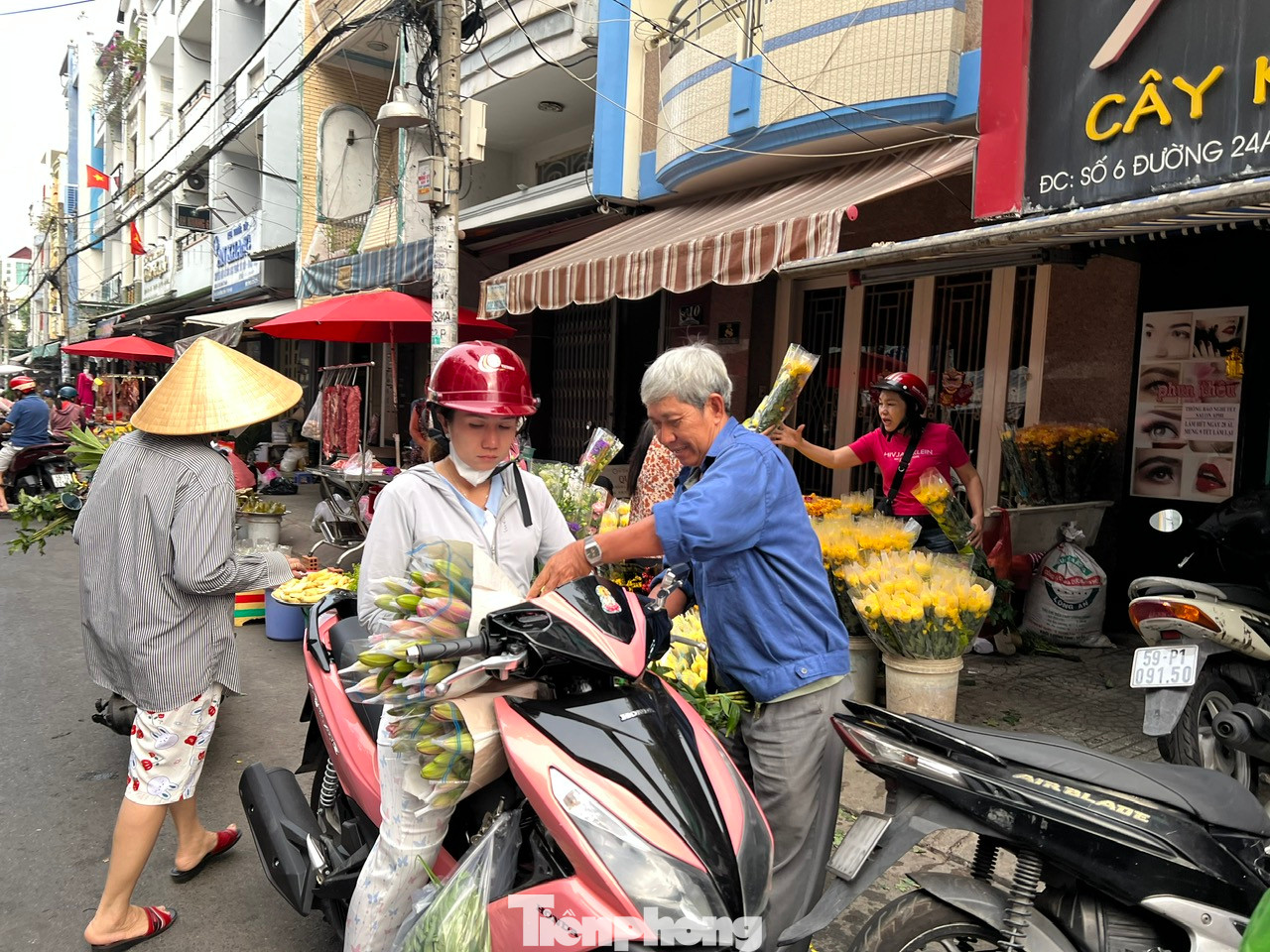 Nhiều người tranh thủ đi chợ mua đồ cúng khá sớm, tránh để đúng rằm lo giá còn tăng.