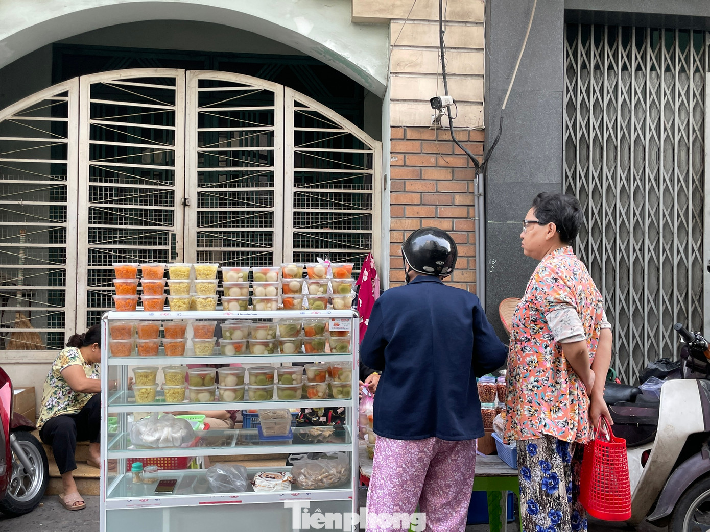 Xôi chè được tiểu thương bày sẵn trong hộp, giá từ 20.000 - 30.000 đồng/hộp.