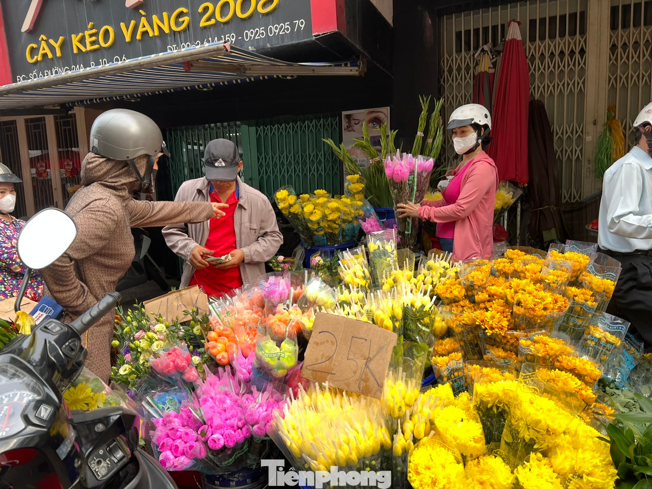 Hoa tươi cũng đắt hàng, giá tăng, như cúc lưới loại 1 có giá 40.000 đồng/bó, cúc thường 25.000 - 30.000 đồng/bó, hoa cát tường, cúc mai khoảng 35.000 đồng/bó, riêng bông vạn thọ có giá khá rẻ, chỉ 10.000 - 15.000 đồng/cây.