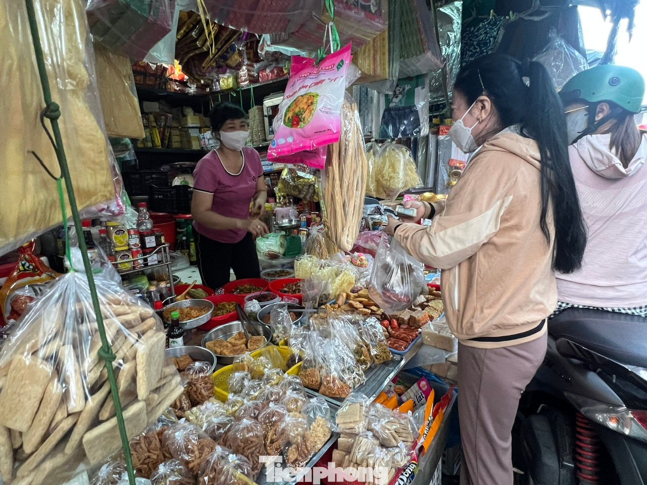 "Do bận đi làm cả ngày nên tôi đến chợ mua đồ chay chế biến sẵn để vừa bày mâm cúng, vừa dùng trong gia đình. Các món chay được chế biến đa dạng, giá cả phải chăng và rất tiện lợi" - chị Hương Hoa (32 tuổi, nhân viên văn phòng) chia sẻ.