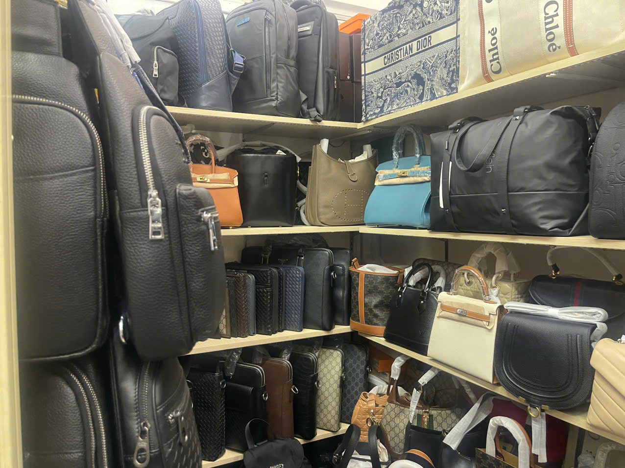 Gần 400 mặt hàng nghi giả, nhái tiếp tục được cơ quan chức năng phát hiện và thu giữ tại Saigon Square (quận 1, TPHCM)