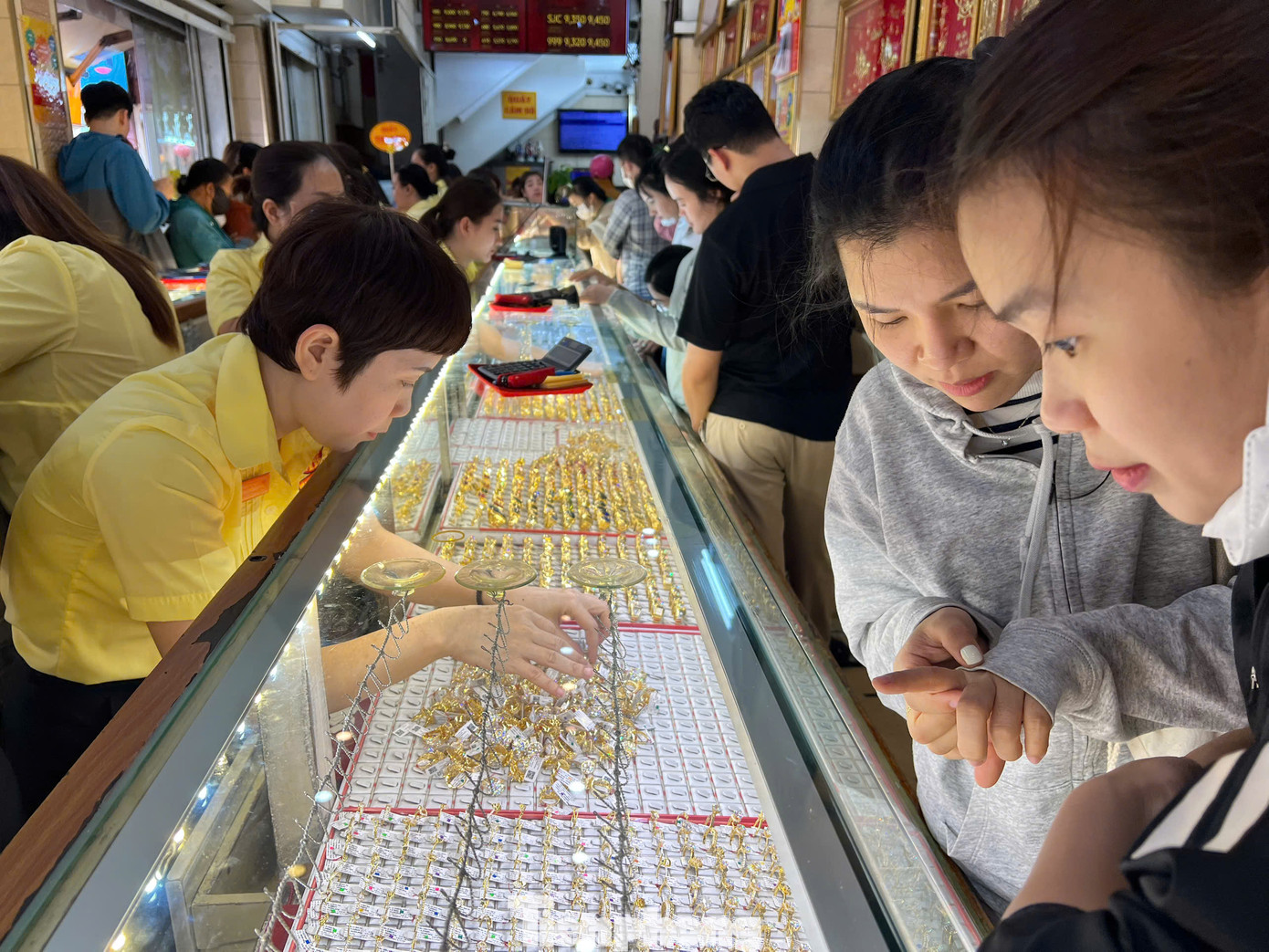 Khách vẫn chen chân sắm vàng dù giá tăng không ngừng Khách vẫn chen chân sắm vàng dù giá tăng không ngừng