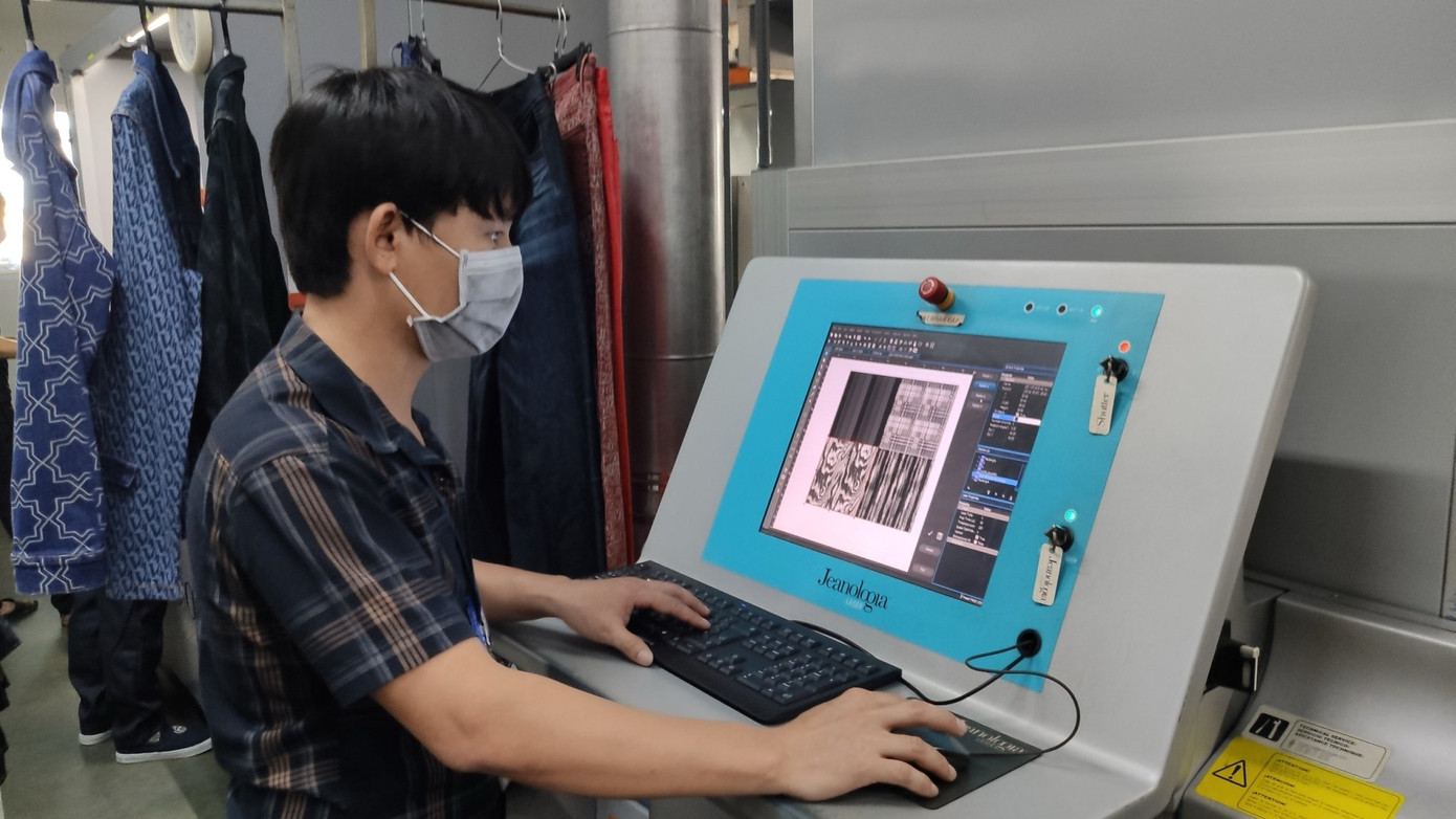 Công ty Việt Thắng Jean ứng dụng nhiều công nghệ tiên tiến vào sản xuất. Công ty Việt Thắng Jean ứng dụng nhiều công nghệ tiên tiến vào sản xuất.