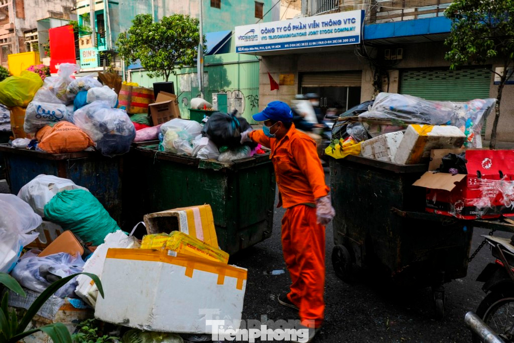 Rác được tập kết trên đường Điện Biên Phủ, quận 3, TPHCM (ảnh: Duy Anh)
