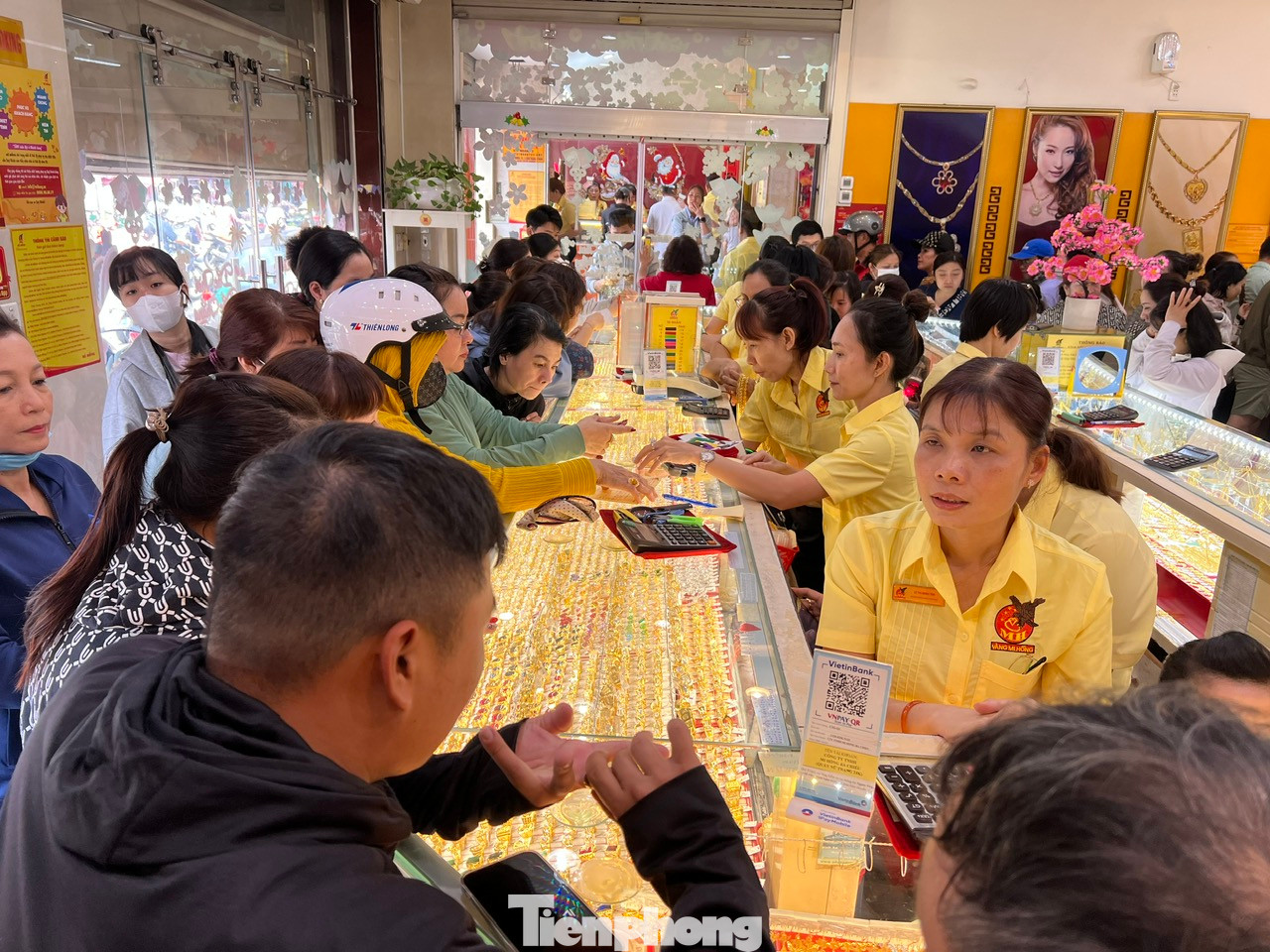 Ngày 6/2 - một ngày trước vía Thần Tài, nhiều tiệm vàng có thương hiệu quen thuộc với người dân ở TPHCM đông đúc khách từ sáng sớm. Tại một tiệm vàng đường Bùi Hữu Nghĩa (quận Bình Thạnh), khách luôn tấp nập từ nhiều ngày qua. "Mùng 9 tốt ngày nên tôi đưa vợ đến "chốt đơn" luôn, chứ chờ đúng ngày nhiều khi chen chân không lọt vào tiệm vàng" - anh Hữu Hùng (ngụ quận Phú Nhuận) cho biết.