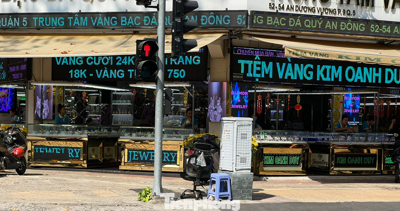 Tiệm vàng chỉ có người bán, vắng người mua