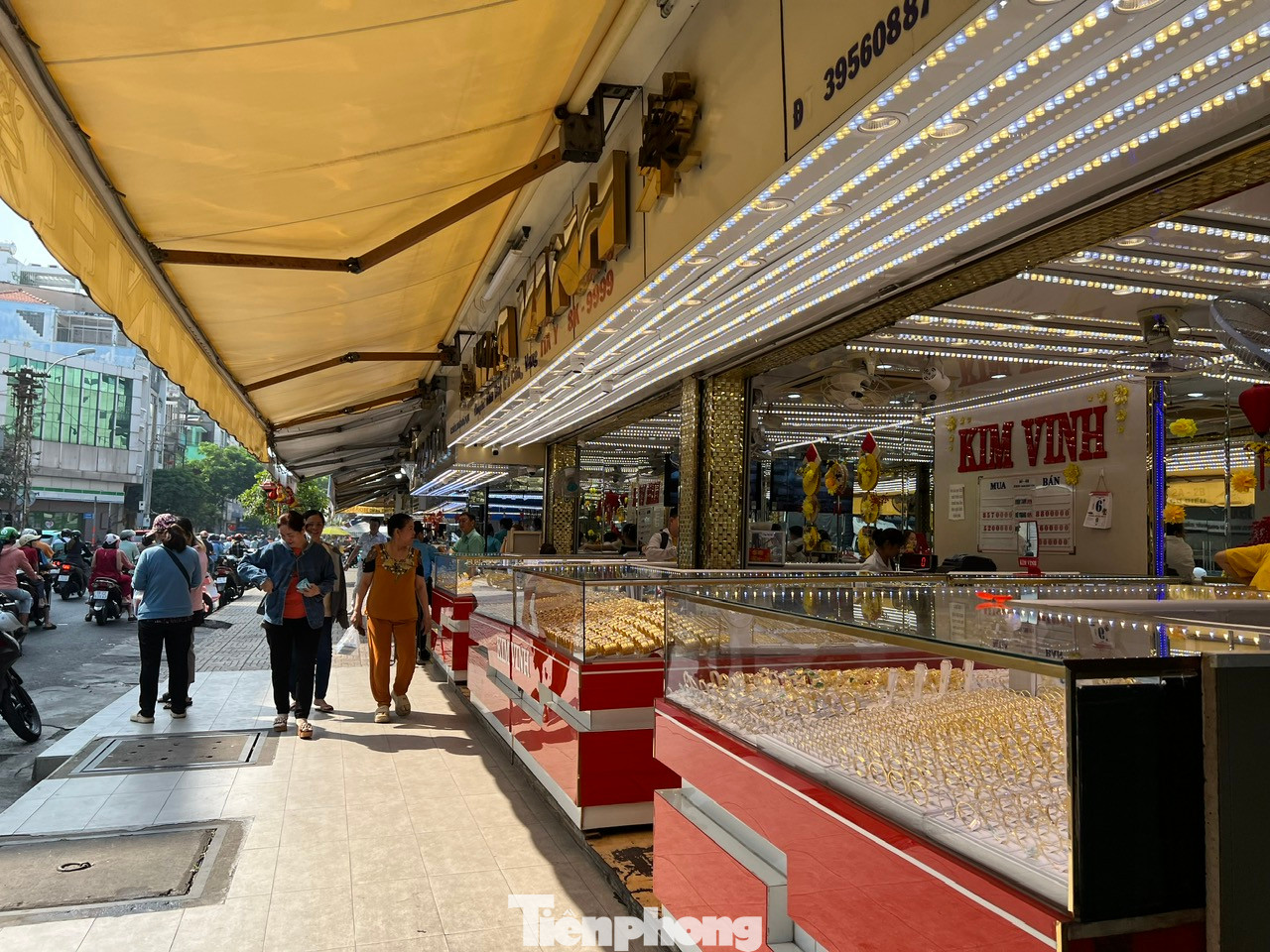 Loạt tiệm vàng gần chợ Thiếc (quận 11) bày vàng đầy ắp trong tủ, từ vàng trang sức đến vàng Thần Tài nhưng khá thưa vắng khách.