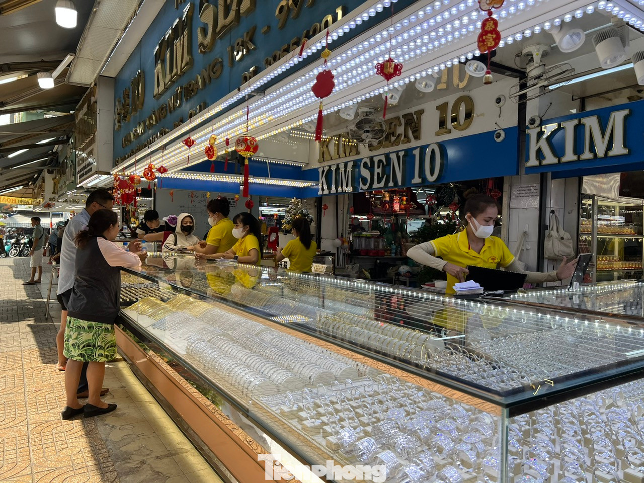 Theo các nhân viên, có thể do giá vàng tăng cao nên khách cũng tính toán kỹ hơn khi mua vàng dịp này. "Hy vọng ngày mai, khách đến mua vàng sẽ đông hơn" - nhân viên một tiệm vàng nói.