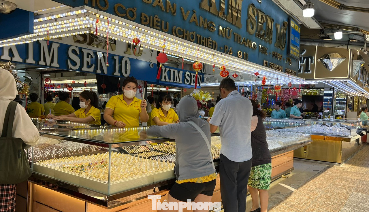 Trong khi đó, không ít khu chuyên doanh vàng bạc, kim loại quý như Phố vàng bạc quận 5, loạt tiệm vàng gần Trung tâm thương mại An Đông Plaza (quận 5), khu vực chợ Thiếc (quận 11), chợ Tân Định (quận 1)... khách đến mua sắm vàng khá thưa thớt.