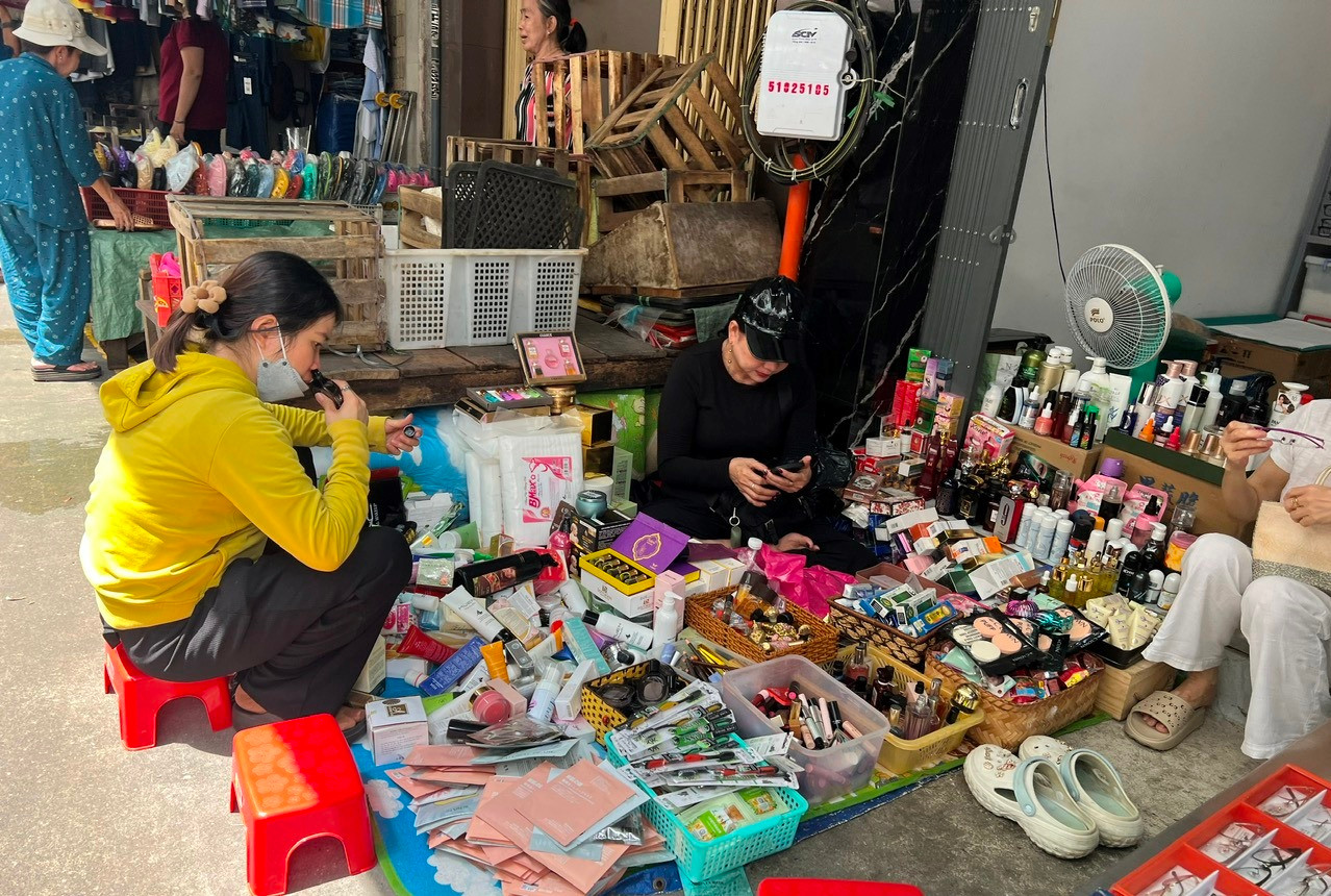 Mua "hàng hiệu" được mở nắp ngửi, test thử trên da miễn phí tại chợ truyền thống