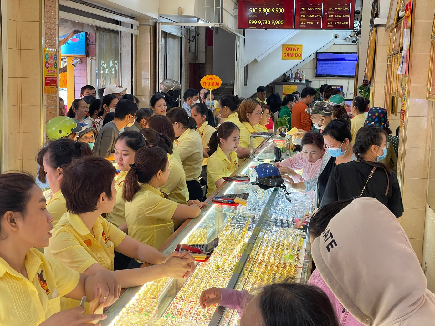 Tiệm vàng Mi Hồng không còn một chỗ trống.