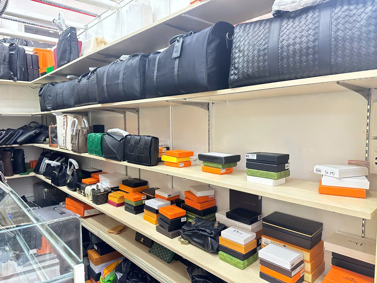 Gần 400 mặt hàng nghi giả, nhái tiếp tục được cơ quan chức năng phát hiện và thu giữ tại Saigon Square (quận 1, TPHCM)