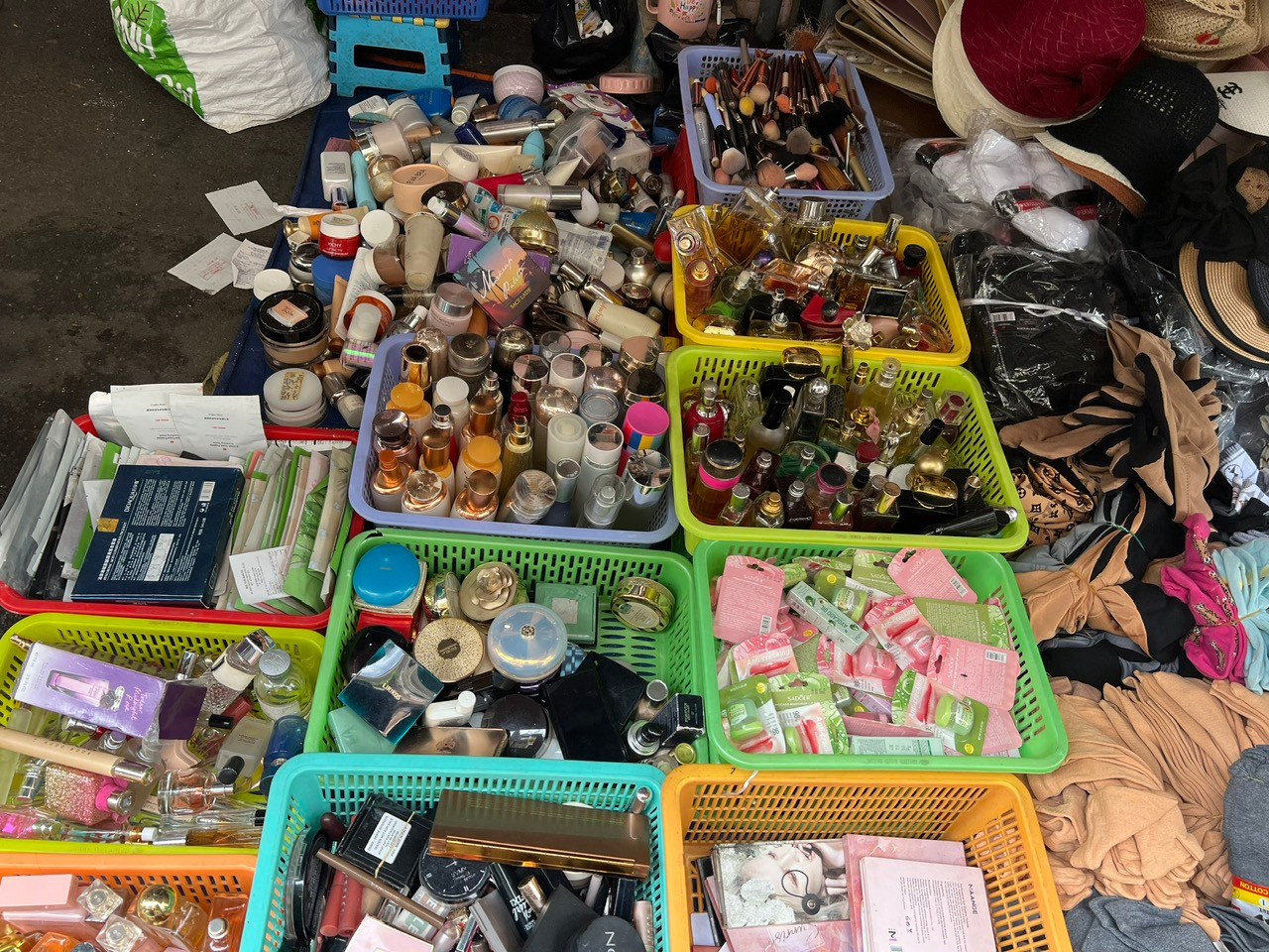 Hàng trăm loại mỹ phẩm "xịn" giá bèo bày bán ở nhiều chợ tại TPHCM