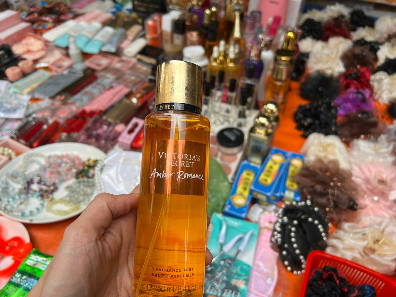 Chai nước hoa toàn thân giá chưa tới 100.000 đồng này có mùi ngai ngái, nước chạy tràn khi xịt thử