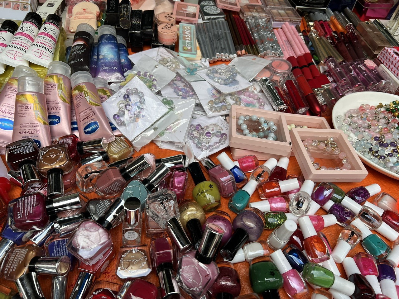 Một shop mỹ phẩm hàng hiệu, giá chỉ từ 20.000 - 100.000 đồng/sản phẩm tại chợ Bà Hoa