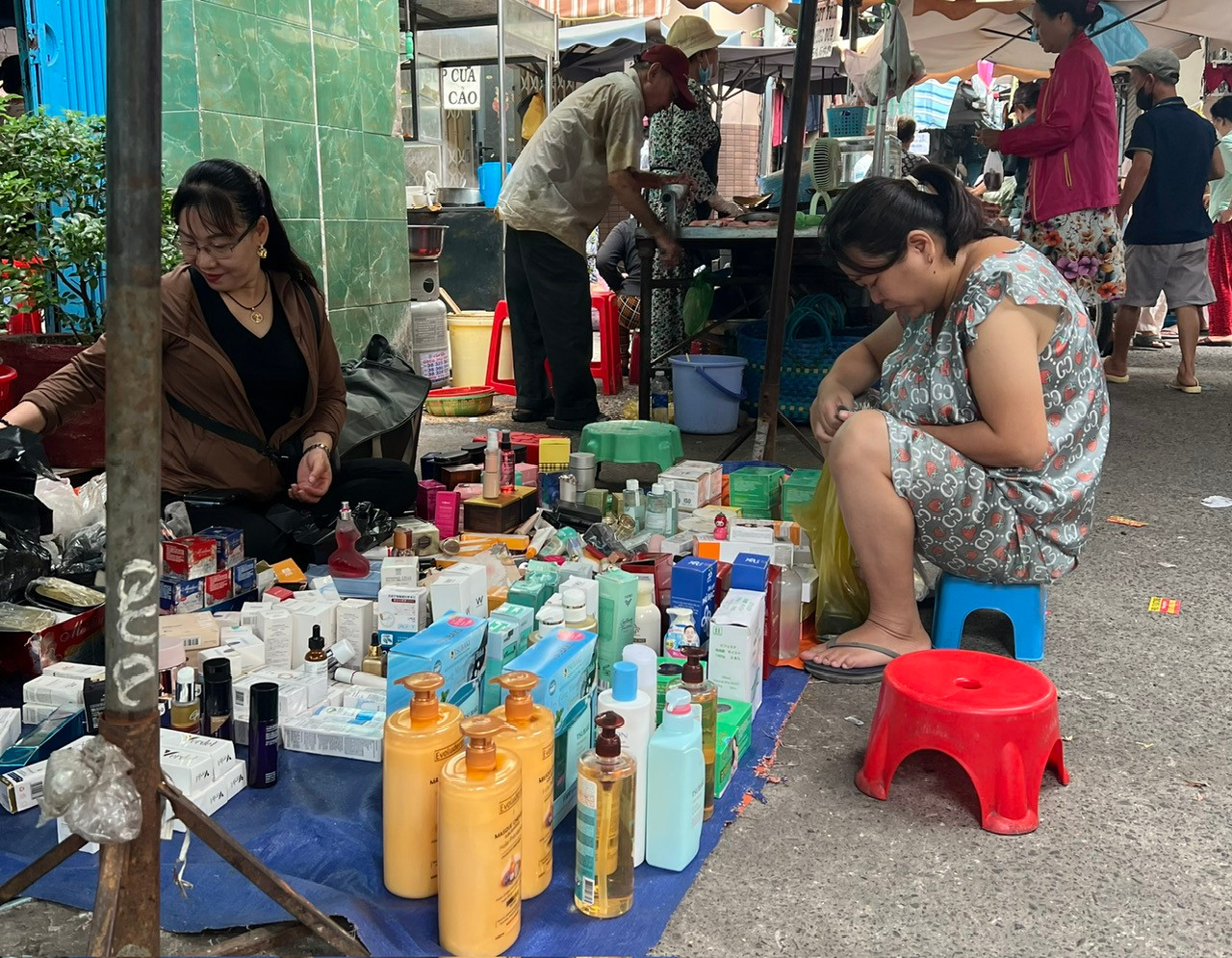 Tại chợ Bàn Cờ có rất nhiều quầy hàng được bày trên tấm bạt nhựa, bán đủ các loại mỹ phẩm được quảng cáo là "hàng hiệu", từ nước hoa, sữa tắm đến kem dưỡng da....