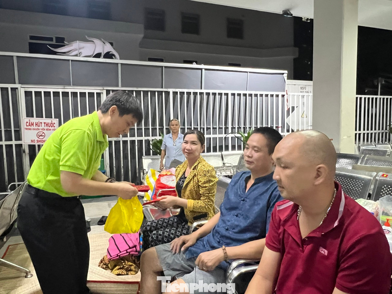 Ông Lê Minh Hiển, Trưởng phòng Công tác xã hội Bệnh viện Chợ Rẫy gửi tặng lì xì và chúc Tết đến người nhà bệnh nhân