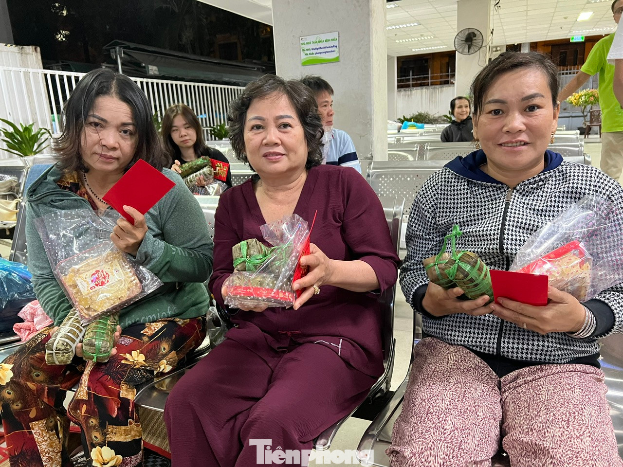 Người nhà bệnh nhân tại Bệnh viện Chợ Rẫy bất ngờ được lì xì, tặng bánh tét, mứt Tết trong ngày đầu năm mới