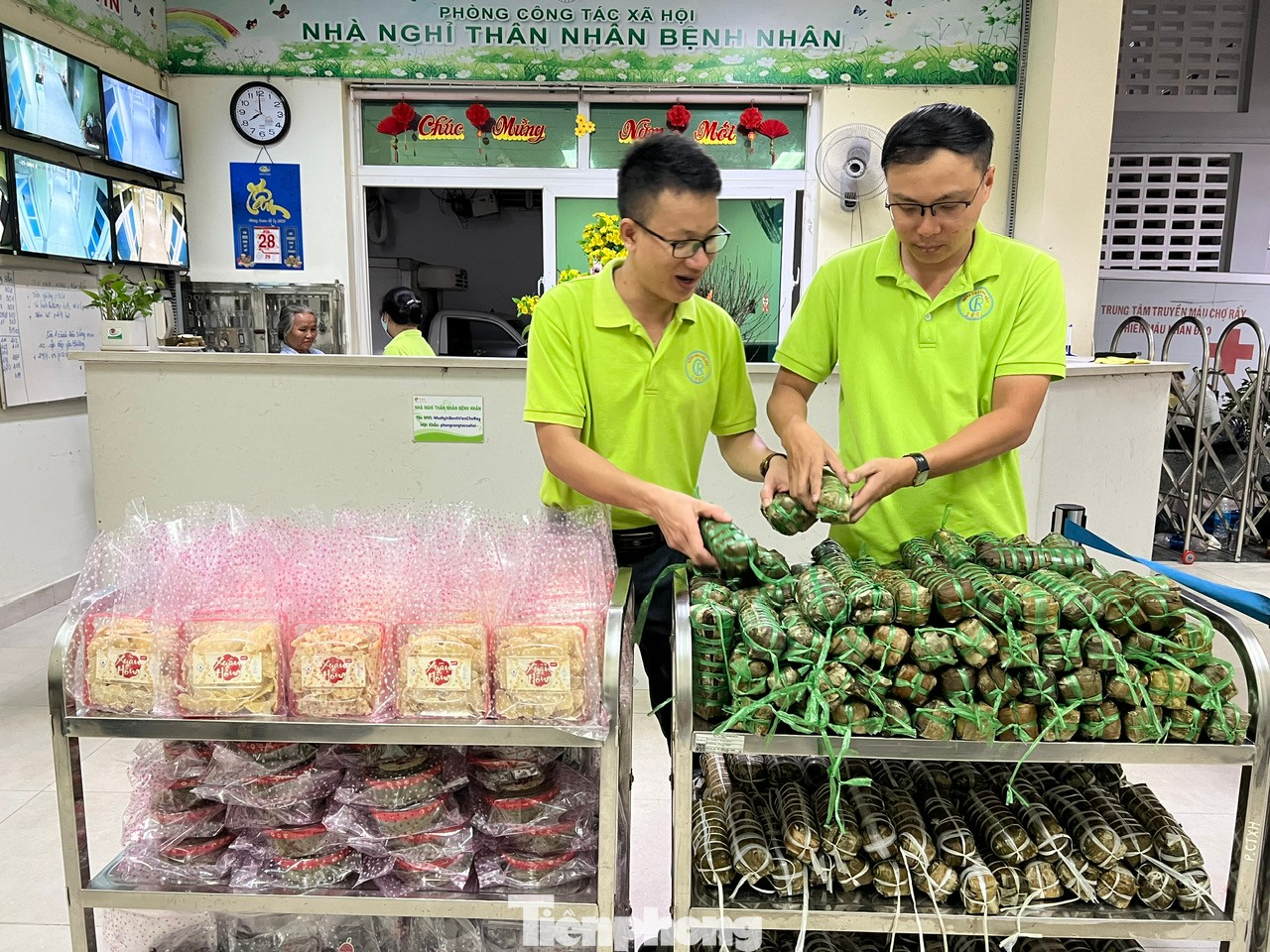 Phòng Công tác xã hội Bệnh viện Chợ Rẫy chuẩn bị hàng trăm cái bánh tét, mứt Tết tặng thân nhân người bệnh ngay trong ngày đầu năm mới 2025.